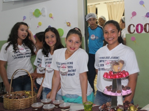 Alunas vendem chocolates durante a feira empreendedora. Foto: Arquivo/Escola